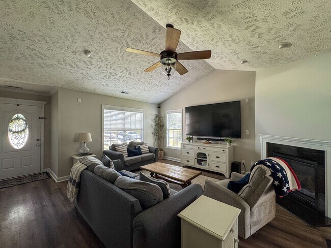 Building Photo - Beautiful 4 Bed 2 Bath Westgate Home with Community Amenities