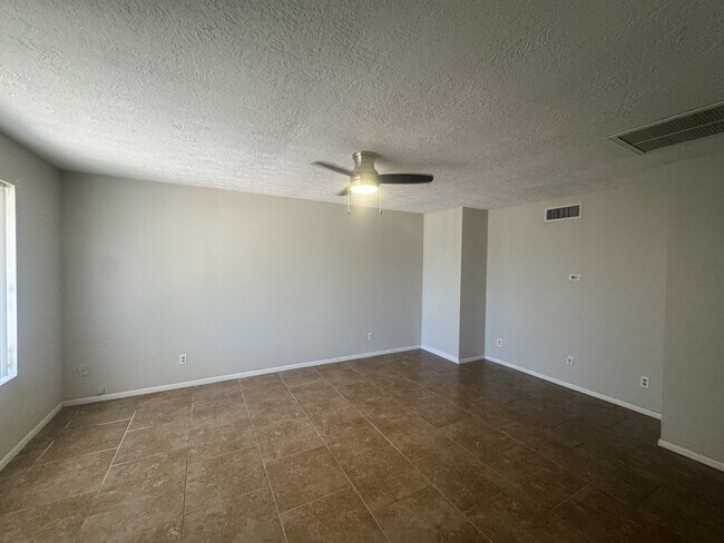Primary Photo - 935 Country Club Dr