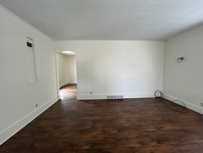 Building Photo - Single Family Home with Spacious Back Yard