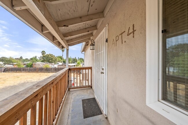 Building Photo - Newly renovated 2 bedroom 1 bath unit in R...