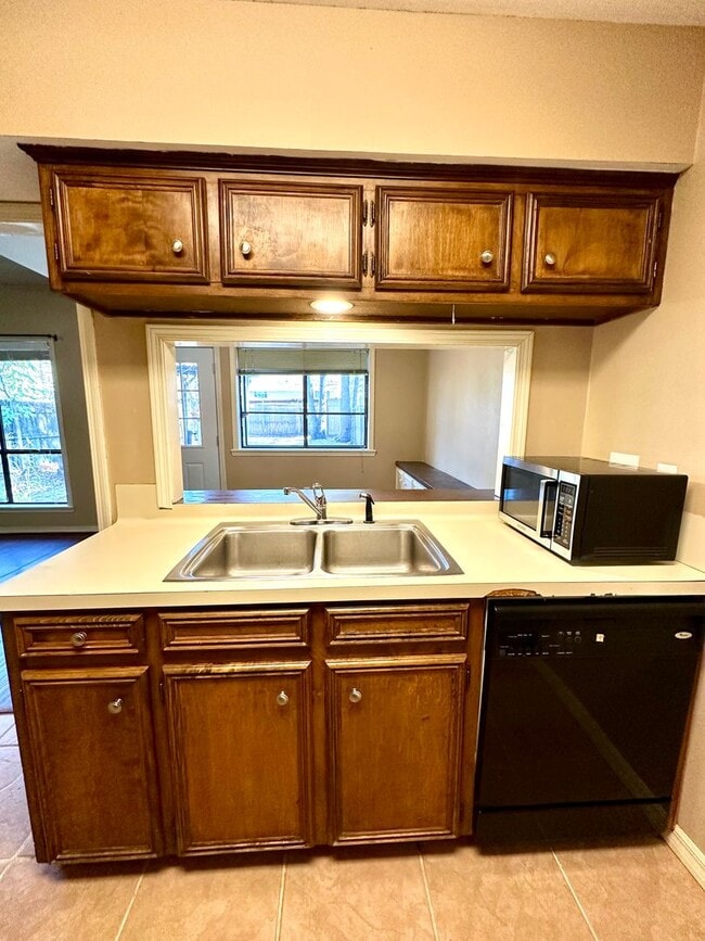 Building Photo - 2BR 2BA Townhome w/ Loft LSU AREA