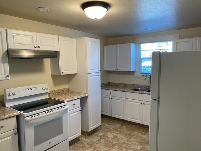 Building Photo - Adorable downtown Grass Valley Bungalow