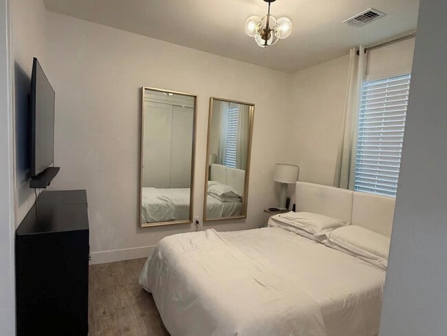 Building Photo - Luxury 4BR Home w/ Dual Side Yards, Putting Green & Master Suite