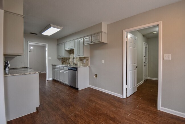 Building Photo - Available Now! Stunning 3 Bed 2 Bath in Fl...