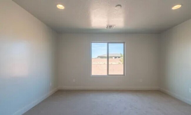 Building Photo - Dog-Friendly 4 Bedroom 2.5 Bath in Desert ...
