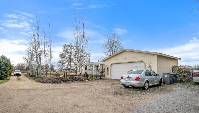 Building Photo - Country living, close to town!!!