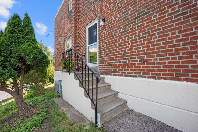 Building Photo - 857 Green Valley Dr