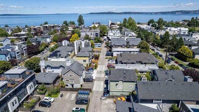 Building Photo - Charming AIR CONDITIONED Alki Townhome