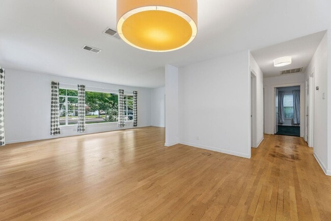 Building Photo - Nicely Updated 3/2 in Hyde Park