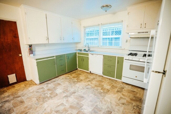 Building Photo - Spacious 4-bedroom, 2-bath single-family home located in a desirable Eureka neighborhood near Hen...