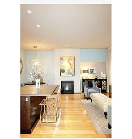 Building Photo - 1900 S River Dr