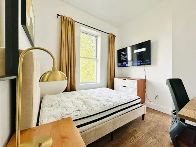 Building Photo - Furnished room/NOT APARTMENT