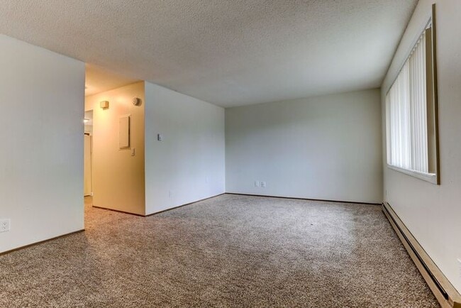 Building Photo - 3 Bedroom 1.5 Bathroom Apartment Home, Washer Dryer in Unit!