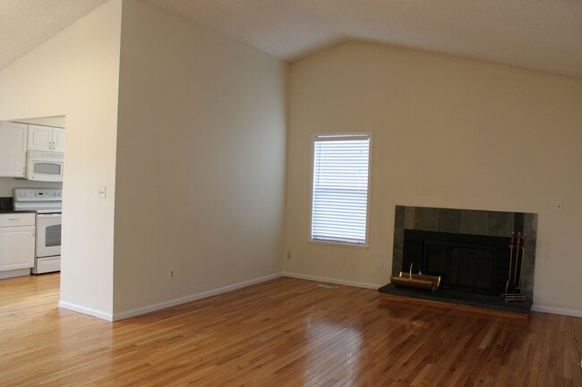 Building Photo - Lovely Three Bedroom Home Near Troutman Park