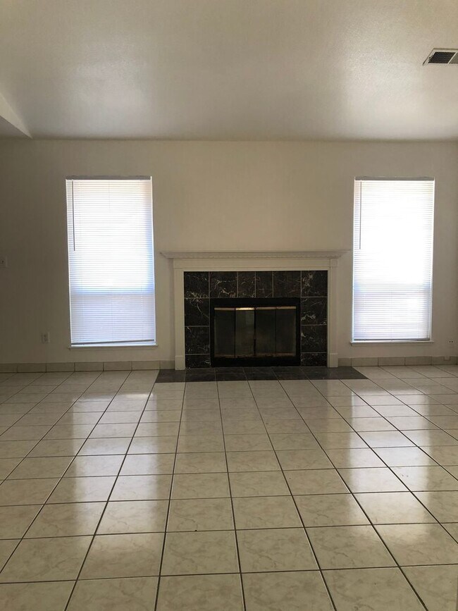 Building Photo - Love Where You Live - Beautiful Home in Turlock