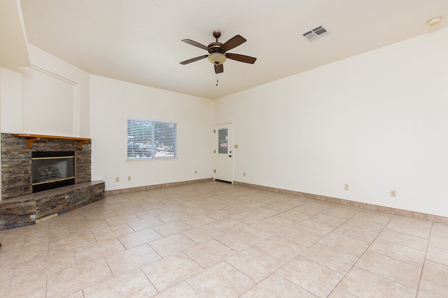 Building Photo - 2357 Saturn Cir