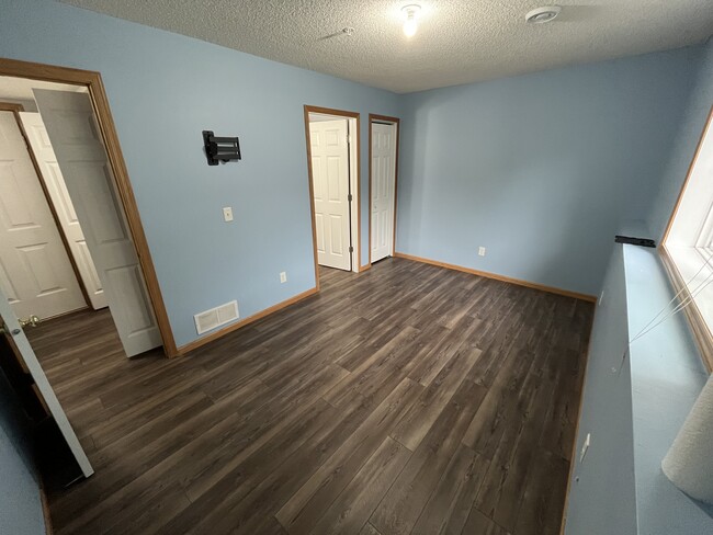 Building Photo - 348 Jolly Ln
