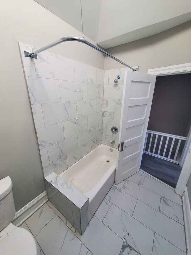 Building Photo - Stunning three bedroom in super convenient part of West Philly