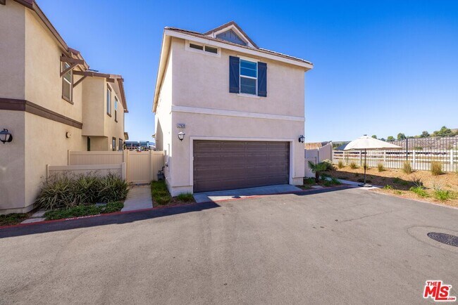 Building Photo - 27639 Sawtooth Ln