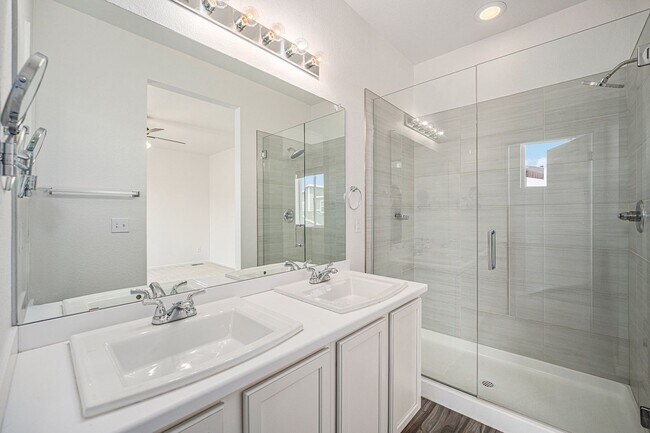 Building Photo - Spacious 3 bedroom home in the heart of Ly...
