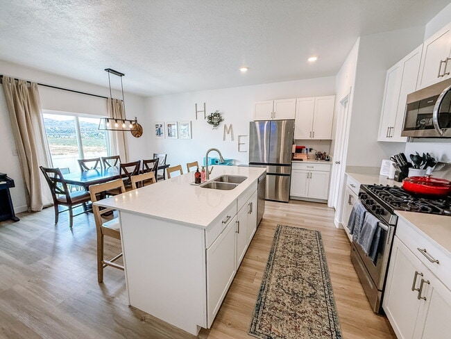 Building Photo - 549 N Orchard Dr