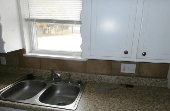 Building Photo - Beautiful East side Living