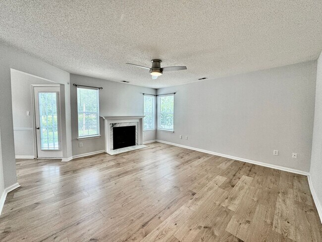 Building Photo - 4-Bedroom Home Castleton Ready 07-16-26! A Pet-Friendly Home - All Appliances - Fenced Yard - Exc...