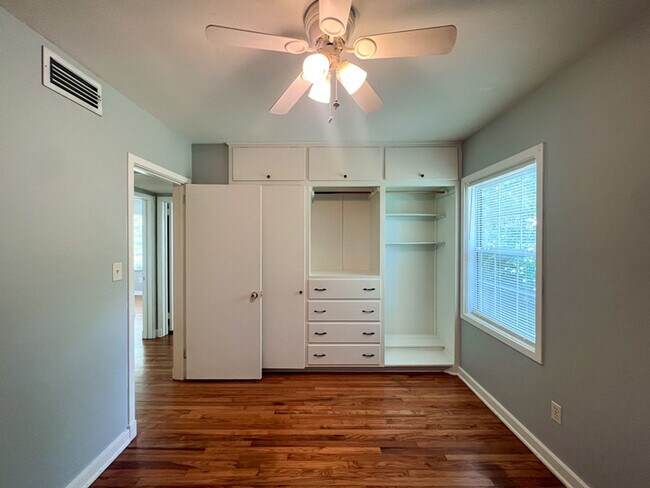 Building Photo - Pet Friendly 3BR/2BA Bungalow located in Gainesville Heights Available Mid-August!