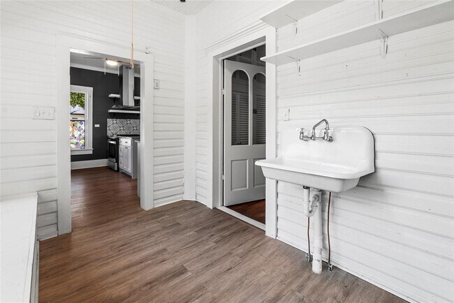 Building Photo - 108 N Ave B