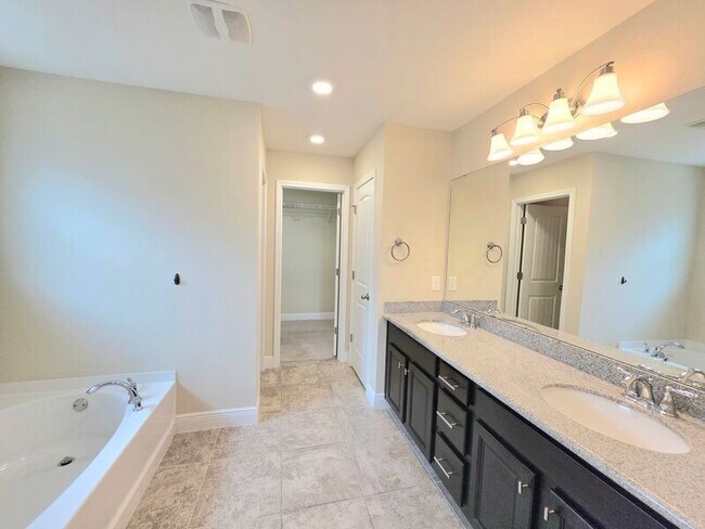 Building Photo - 5625 Shooting Star Ct