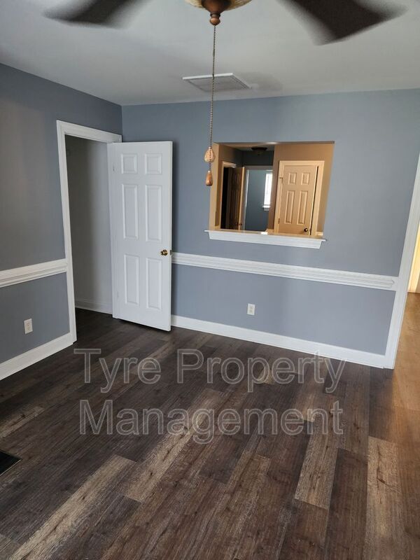 Building Photo - 320 S Square Dr