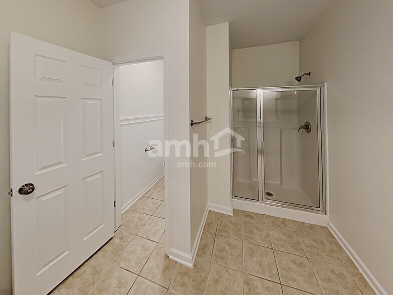 Building Photo - 433 Long Branch Way