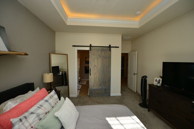 Building Photo - Clubhouse and pool community in the heart of Greenbrier!