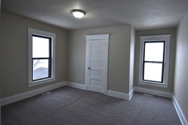 Building Photo - 3 Bedroom 2 Bathroom 2 Stall Garage