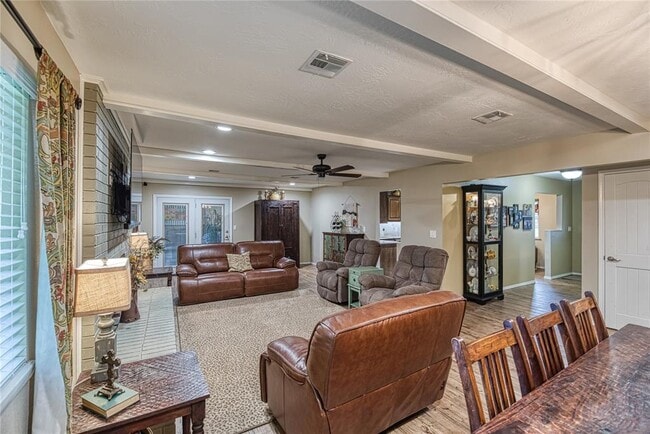 Building Photo - 1304 Lynnwood Dr