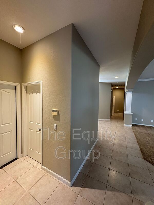 Building Photo - 2511 S Peppertree St