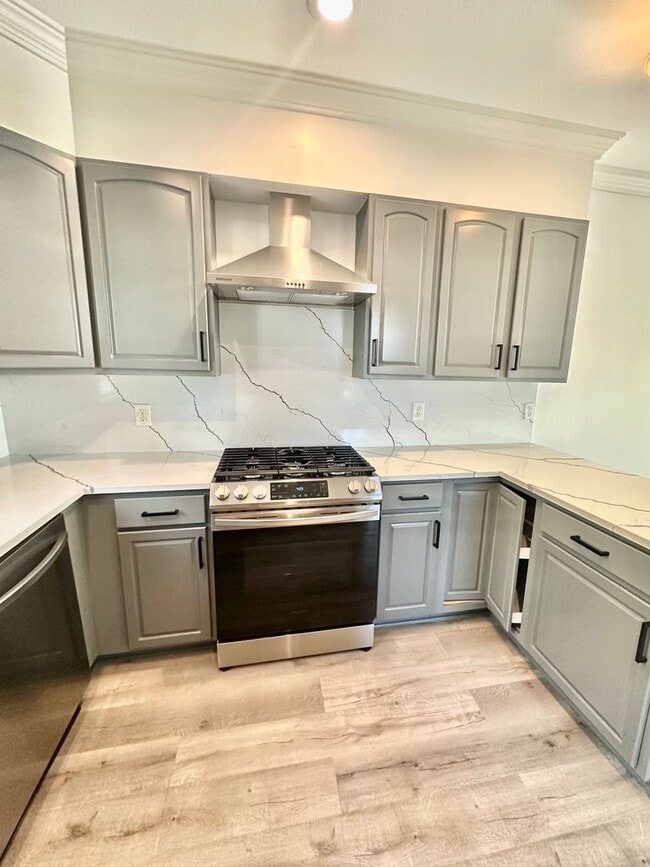 Building Photo - Modern 3 bedroom, 2.5 bathroom Townhome in Mapleleaf!