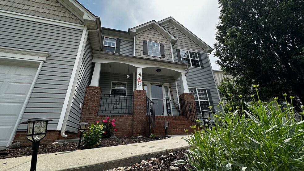 Building Photo - 8280 Chatham Oaks Dr