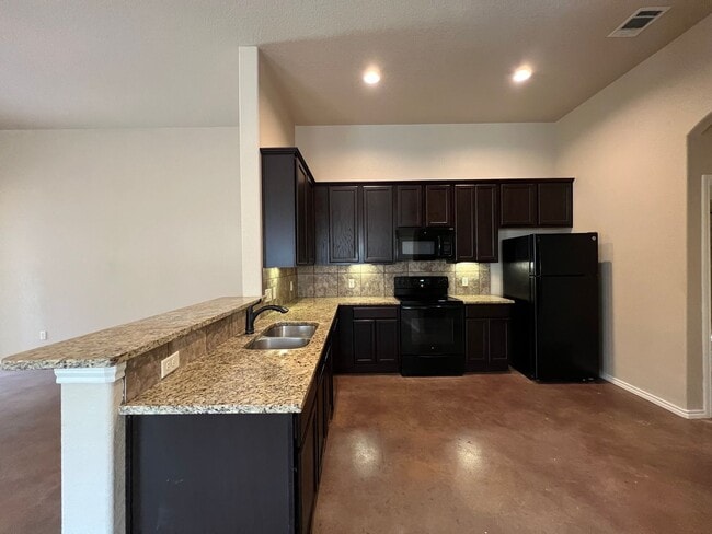 Building Photo - Luxury 3/2 Duplex in NBTX