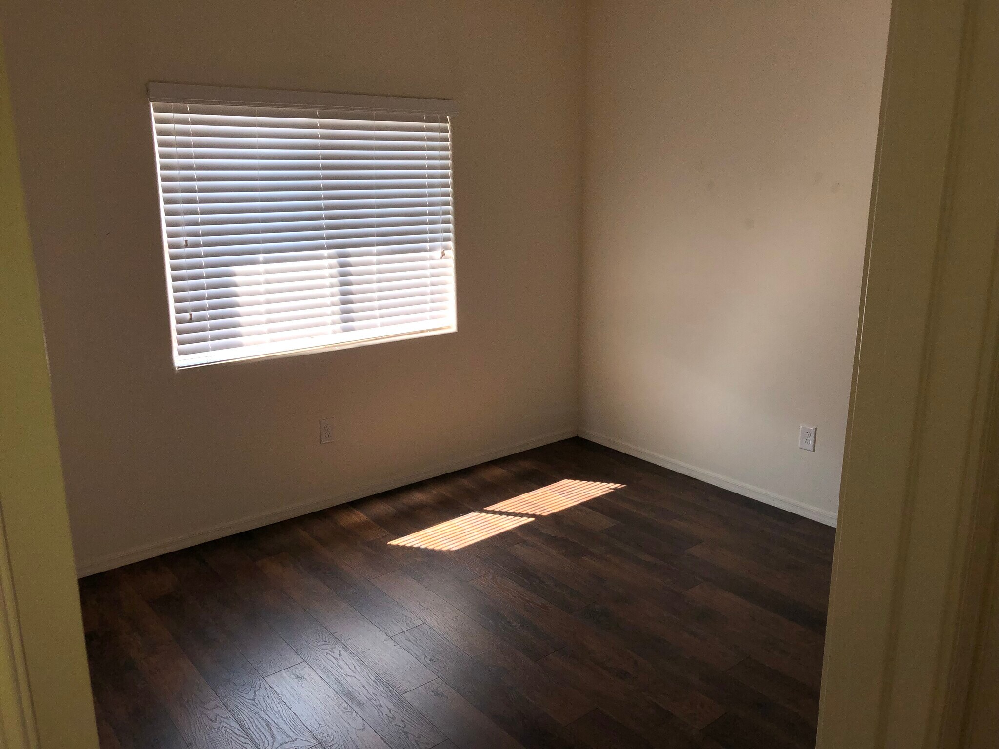 Building Photo - 4154 N Thurston Ln