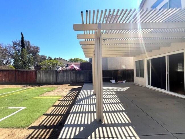 Building Photo - 4 bed, 2.5 bath located in Corona, CA!
