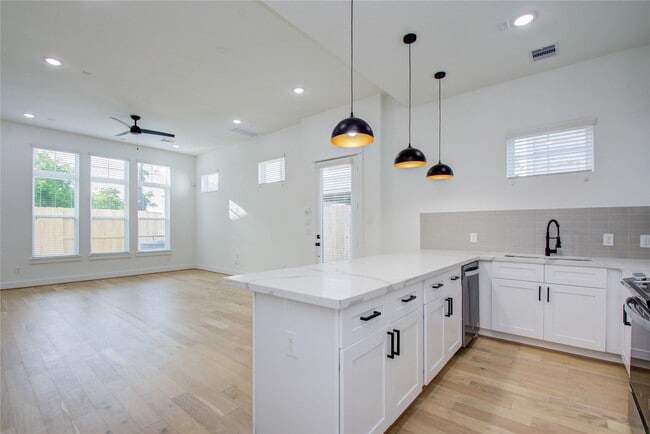 Building Photo - 3206 Live Oak St