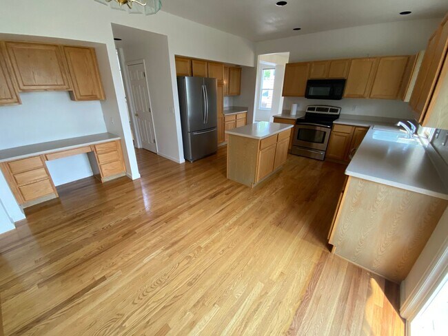 Building Photo - Great Highlands Ranch Home on the Golf Course!