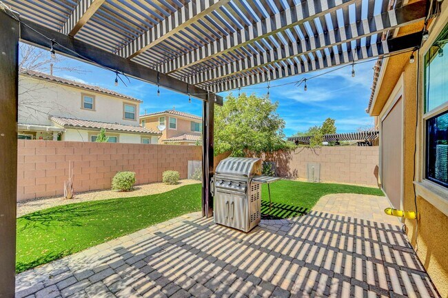 Building Photo - 4 bedroom home with 2 primary bedrooms! On...