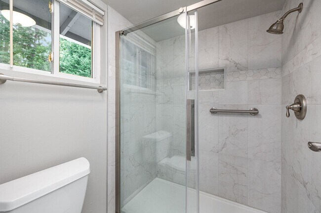 Building Photo - 4Bd/2.5Ba Bellevue House