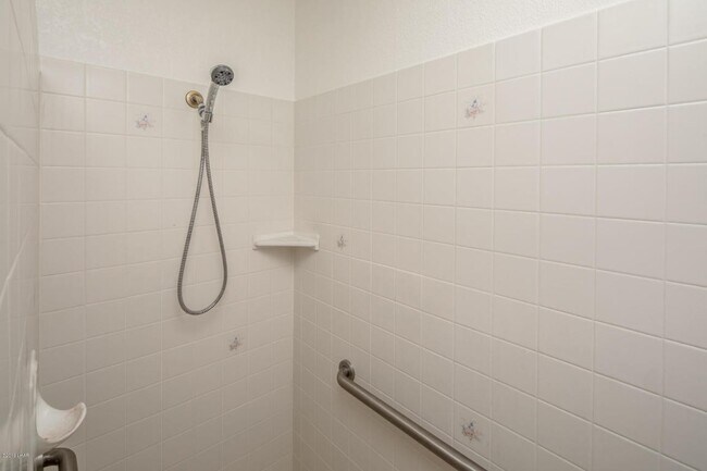 Building Photo - Unfurnished Long Term House! Price Adjustm...