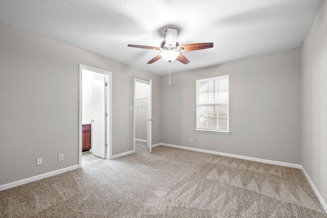 Building Photo - Northeast Dr -3884