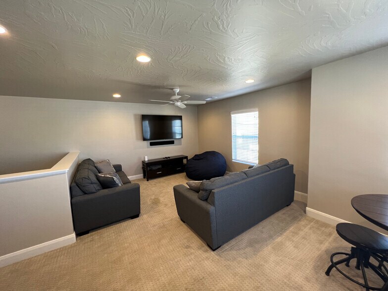 Building Photo - 1911 E Fiesta Ln