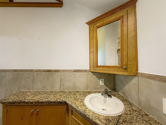 Building Photo - 1109 E Corona St