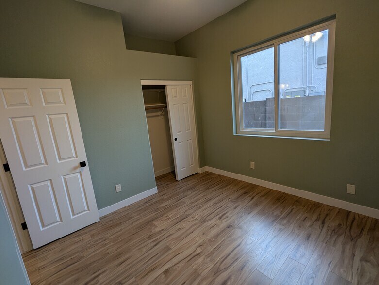 Building Photo - 267 E Smoke Tree Rd